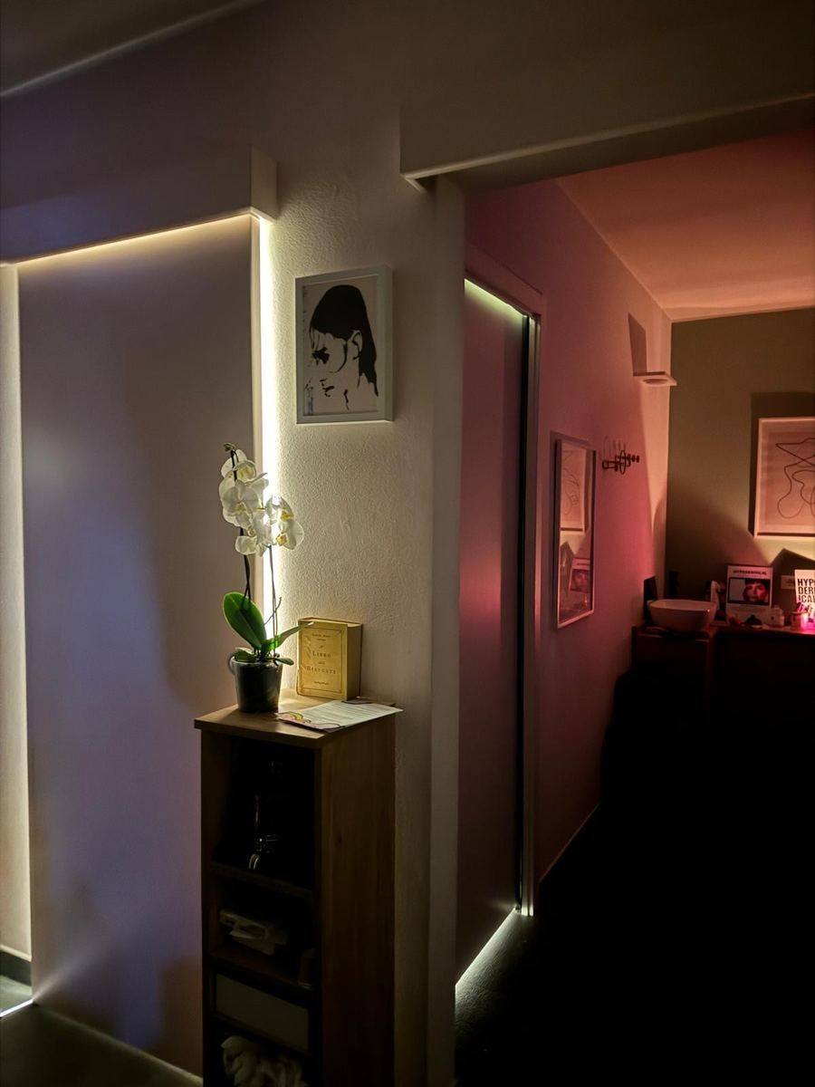 L’ingresso di Grace House a Modena, con luci soffuse e un’orchidea bianca